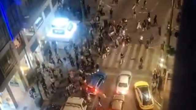 Διαδηλωτές για τη Γάζα προκάλεσαν επεισόδια έξω από ξενοδοχείο που μένουν Ισραηλινοί στο κέντρο της Αθήνας – Δύο συλλήψεις