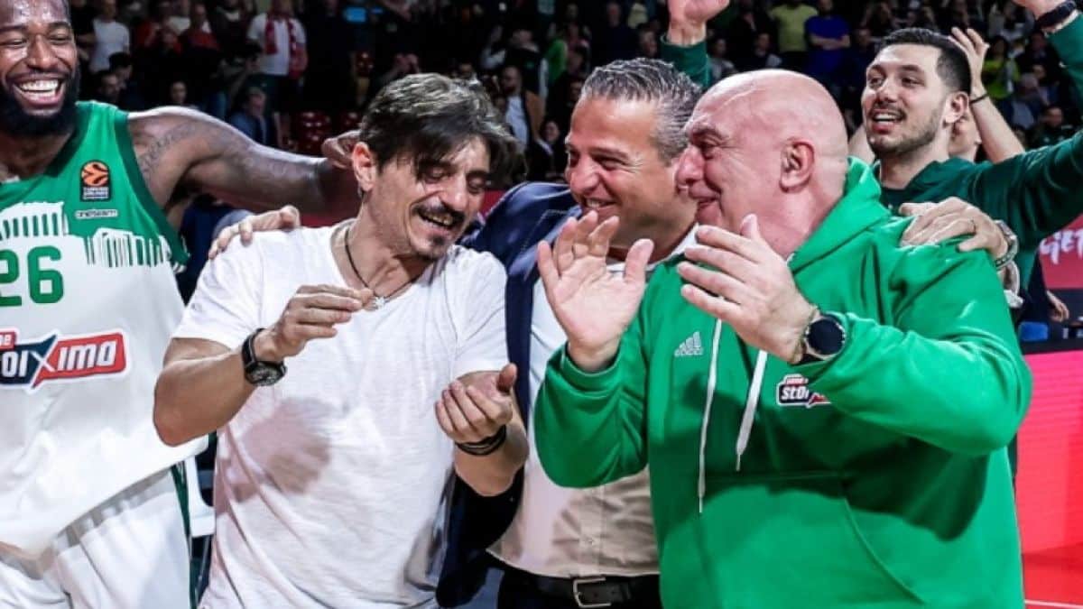 Με «γκίνια» ξεκίνησε το Μακάμπι-Παναθηναϊκός: Εσπευσμένα στο νοσοκομείο ο εμβληματικός φροντιστής των «πρασίνων» Πάρης Δερμάνης