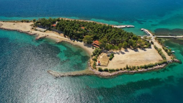 Διαμάντι αυτό το νησάκι: Βρίσκεται μόλις 2 ώρες μακριά από την Αθήνα και πας με τα πόδια
