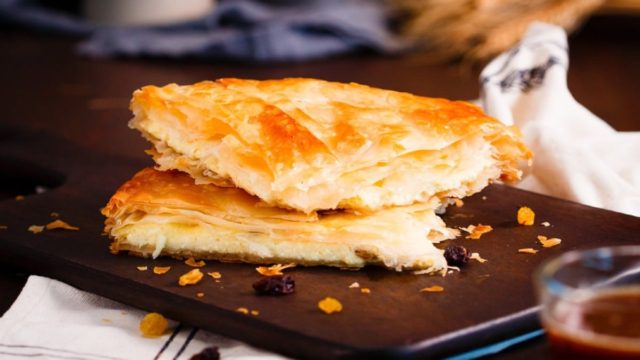 Αφράτη τυρόπιτα της στιγμής με κανέλα
