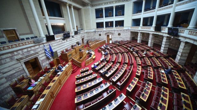 Ο πολιτικός αρχηγός που υπόσχεται 20 χιλιάδες ευρώ σε κάθε Έλληνα (ΦΩΤΟ)