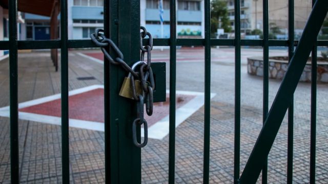 Κηφισιά: Πόρτα καταπλάκωσε μαθητές σε δημοτικό σχολείο – Στο χειρουργείο 9χρονος