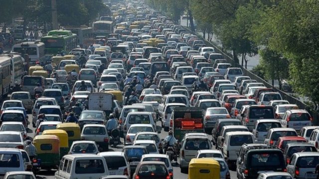 Κίνηση τώρα: Στα κόκκινα η Αττική Οδός – Πυρκαγιά σε όχημα