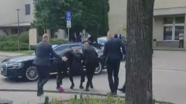 Σλοβακία: Δίνει μάχη για τη ζωή του ο πρωθυπουργός Φίτσο, σε κοιλιά και κεφάλι οι πυροβολισμοί – «Πράξεις βίας δεν έχουν θέση στις κοινωνίες μας», τα πρώτα λόγια Μητσοτάκη