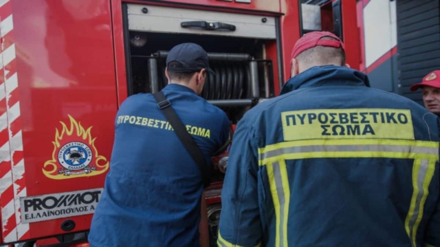 Στις φλόγες τυλίχτηκαν αυτοκίνητα σε Κολωνό και Ζωγράφου – Πυρκαγιά και σε διαμέρισμα στο Χαϊδάρι