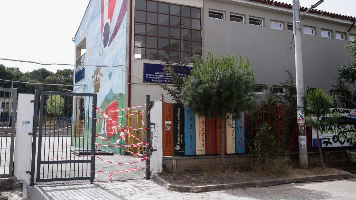 Θρίλερ στη Κηφισιά: Με κάταγμα και αιμάτωμα στο κεφάλι ο μαθητής που τον πλάκωσε η πόρτα του σχολείου – Τραυματίστηκε και η μητέρα του