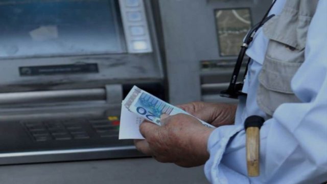 Αναστάτωση στους ασφαλισμένους: Τι θα ισχύει με τον «συντάξιμο μισθό» το 2025, μαζικές αιτήσεις στον ΕΦΚΑ