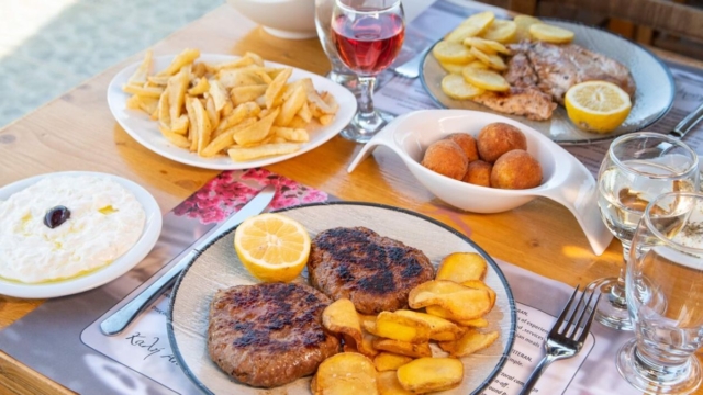 Η ταβέρνα που σέβεται τον πελάτη: Καθαρές πρώτες ύλες και οικονομικό φαγητό από άλλον… πλανήτη