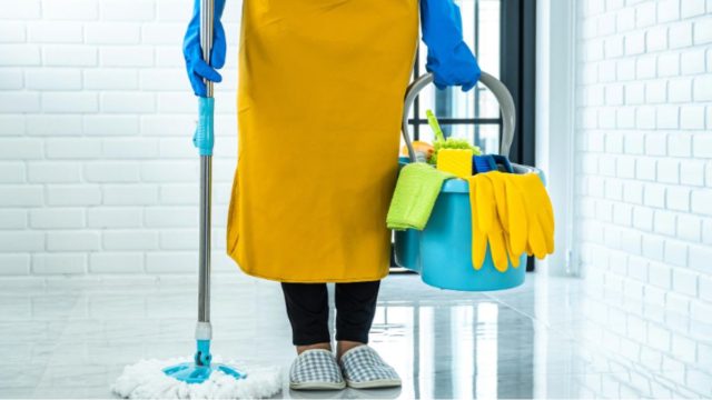 Αυτό είναι το σωστό σφουγγάρισμα για αστραφτερό πάτωμα: Το ζήλεψε και η μαμά