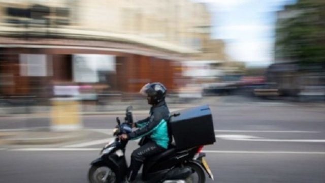 Τροχαίο στη Νέα Σμύρνη: Διανομέας συγκρούστηκε με ταξί και χτύπησε ηλικιωμένη πεζή
