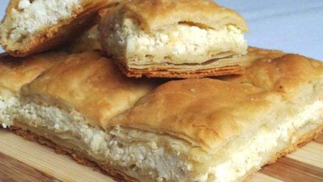 Μούρλια τυρόπιτα από τα χεράκια της γιαγιάς