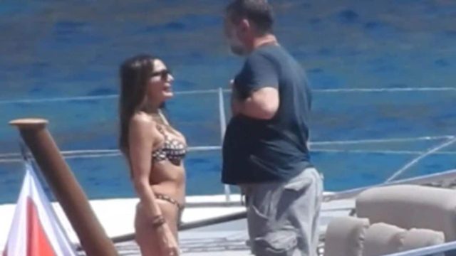 Χαλάρωση στη Μύκονο για Δέσποινα Βάνδη και Βασίλη Μπισμπίκη – Η ηλιοθεραπεία σε σκάφος