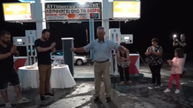 Ζεϊμπέκικο με κεραυνούς σε γάμο – Έπεσε την ώρα που χόρευε ο πατέρας του γαμπρού (video)