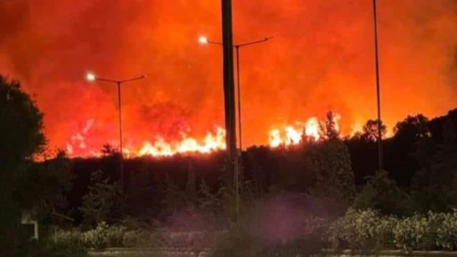 Μεγάλη πυρκαγιά στην Κερατέα – Τρομακτικά βίντεο με τις φλόγες να πλησιάζουν στα σπίτια – Ήχησε το 112