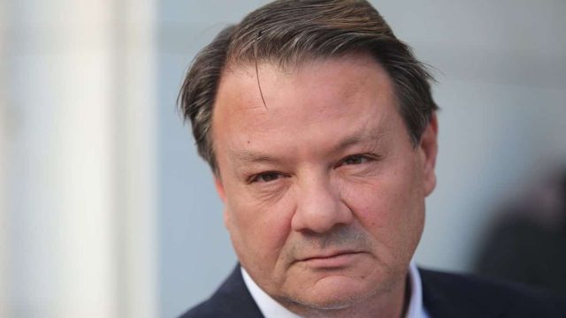 Πνιγμένος στα χρέη ο Απόστολος Λύτρας: Χρωστά 2.000 ευρώ για το ενοίκιο, απλήρωτα 11 άτομα από το γραφείο του