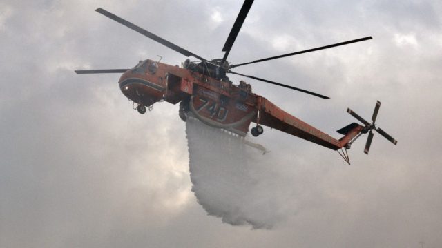 Συναγερμός στην Θεσσαλονίκη: Φωτιά στον Προφήτη – «Σηκώθηκαν» εναέρια μέσα
