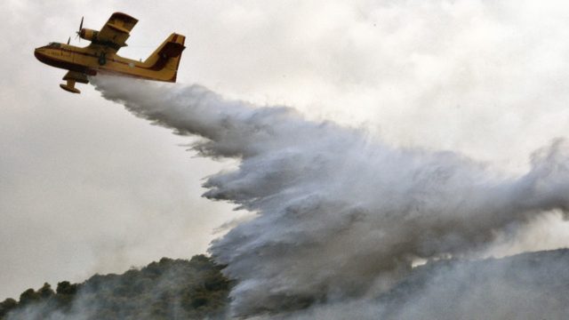 Μεγάλη φωτιά στην Κρήτη – Καίει κοντά σε σπίτια στο Κολομόδι