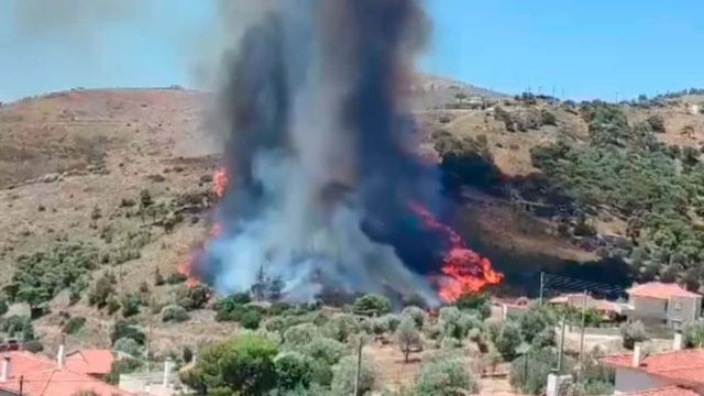 Νέα ισχυρή πυρκαγιά στη Κερατέα, μέσα σε σπίτια! Εκκενώνονται 4 οικισμοί