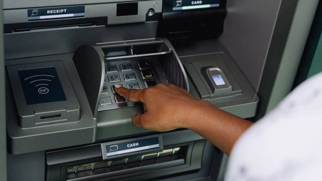 Προσοχή στα ΑΤΜ: Αν πατήσεις αυτό το κουμπί τότε θα χάσεις πάνω από 800 ευρώ!