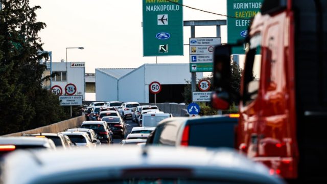 Σοβαρό τροχαίο στην Αττική Οδό: Αναποδογύρισε ΙΧ – Στο «κόκκινο» η κίνηση