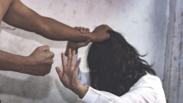 «Με χαστούκισε, με έσπρωξε, μου τράβηξε τα μαλλιά», λέει η 30χρονη που κατήγγειλε τον δημοσιογράφο