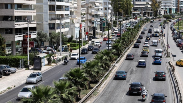 Λεωφόρος Ποσειδώνος: Τροχαίο με εγκατάλειψη – Σε κρίσιμη κατάσταση δύο νέοι