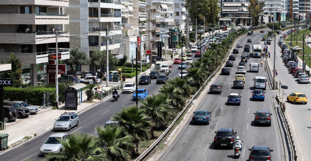 Λεωφόρος Ποσειδώνος: Τροχαίο με εγκατάλειψη – Σε κρίσιμη κατάσταση δύο νέοι