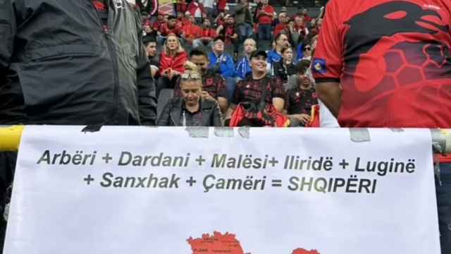 Euro 2024: Εμετική πρόκληση από Αλβανούς στον αγώνα με την Ιταλία – Σήκωσαν χάρτη που περιλαμβάνει Κέρκυρα, Γιάννενα, Γρεβενά και Φλώρινα (video)