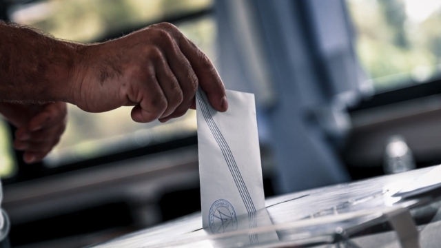Ευρωεκλογές 2024: Άνοιξαν οι κάλπες, πού και πώς ψηφίζουμε σε χρονιά επιστολικής ψήφου – Η «μάχη» των εδρών για τα κόμματα και η «φωνή» των μικρών