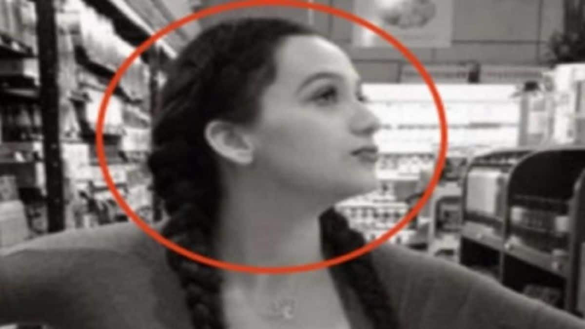 Εξοργισμένη μητέρα ξεκουμπώνει το πουκάμισό της μέσα στο σουπερ μάρκετ. Ο λόγος; Δείτε την φωτογραφία και θα καταλάβετε!