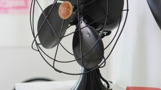 Το λάθος που κάνουμε με τον ανεμιστήρα τις πιο ζεστές ημέρες
