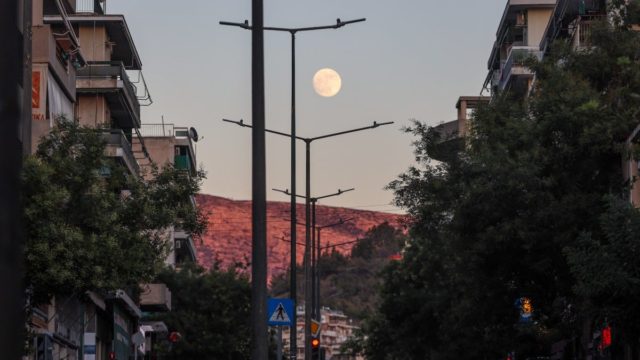Η φωτογραφία της ημέρας: Όταν το φεγγάρι ανατέλλει στην Αθήνα…