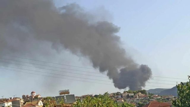 Συναγερμός στο Αγρίνιο: Φωτιά σε εργοστάσιο πίσσας – Ένας νεκρός
