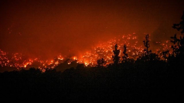 Φωτιά στον Ασπρόπυργο – Επιχειρούν ισχυρές πυροσβεστικές δυνάμεις