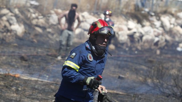 Φωτιά ξέσπασε στα Καλύβια – Στο σημείο πυροσβεστικές δυνάμεις