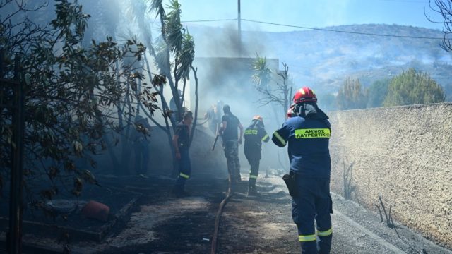Αφανείς ήρωες στην Κερατέα: Αστυνομικοί των ΔΙ.ΑΣ. σβήνουν φωτιά σε σπίτι ηλικιωμένων (video)