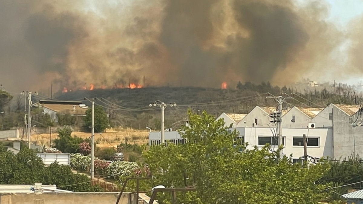 Φωτιά στο Κρυονέρι: Καίει δίπλα σε κατοικημένη περιοχή – Σηκώθηκαν και εναέρια