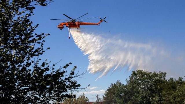 Φωτιά στο Μαρκόπουλο: Επιχειρούν αεροσκάφη, ελικόπτερα και ισχυρές επίγειες δυνάμεις