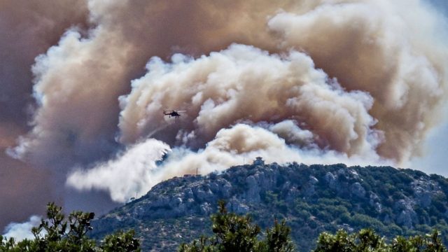 Φωτιά στην Πάρνηθα: Ενισχύσεις από Θεσσαλία, Ήπειρο και Μακεδονία – Οι ριπές του ανέμου ξεπερνούν τα 100 χλμ