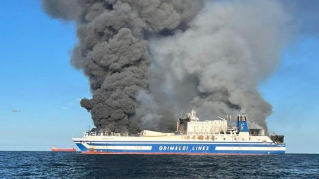 Φωτιά σε φορτηγό πλοίο στο νέο Μώλο Δραπετσώνας
