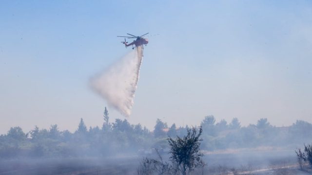Φωτιά στη Νέα Ζίχνη Σερρών – Επιχειρούν και εναέρια μέσα