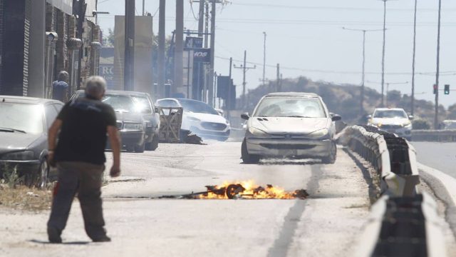 Πυρκαγιά στη Βάρης – Κορωπίου: Καταγγελίες από τους κατοίκους – Τα οικόπεδα έχουν μετατραπεί σε σκουπιδότοπους