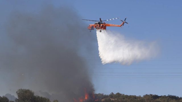 Συναγερμός στην Πυροσβεστική: Φωτιά στη Βαρυμπόμπη και στο Αιγάλεω