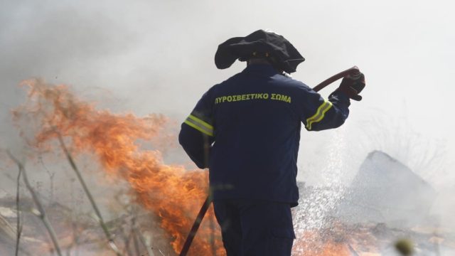 Φωτιά στην Ηλεία: Νεκρός 55χρονος που πήγε να βοηθήσει στην κατάσβεση στη Μυρτιά – Δραματικές ώρες στην περιοχή