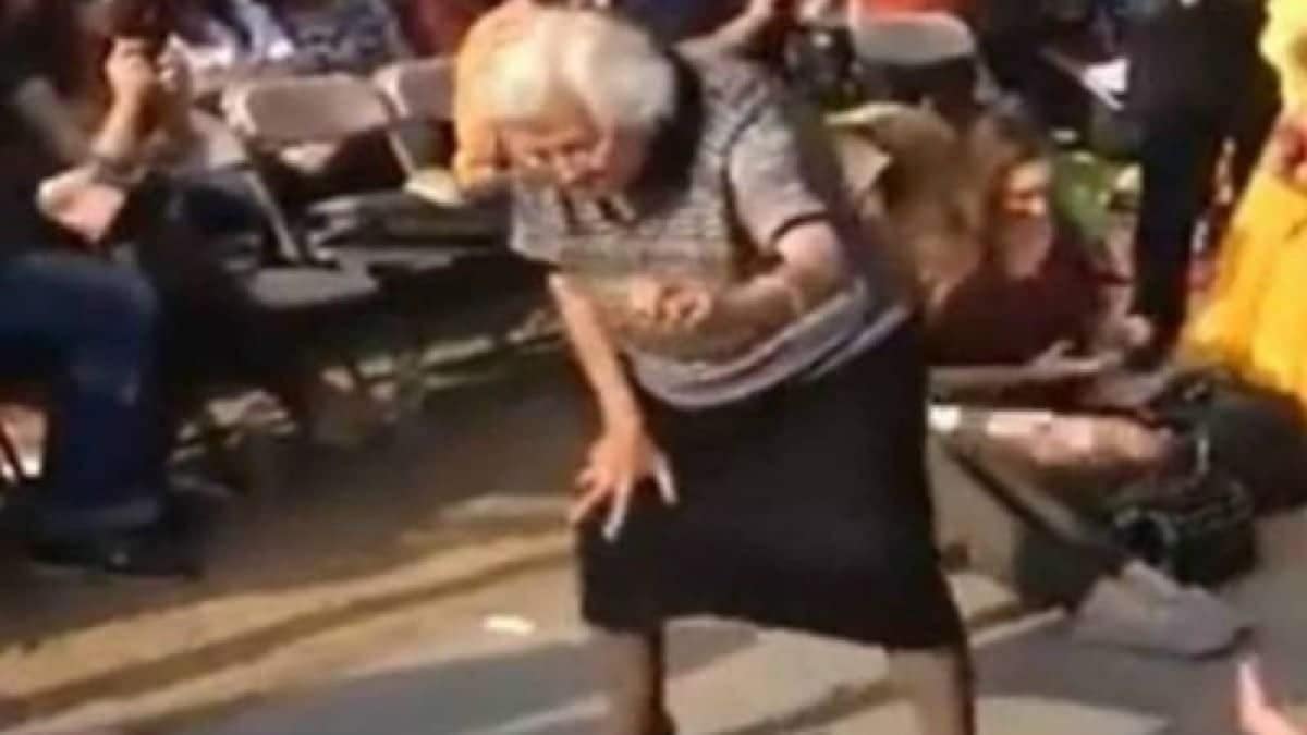 80χρονη λεβέντισσα: Γιαγιά που χόρεψε το πιο μερακλίδικο ζεϊμπέκικο και τρέλανε τους πάντες (video)