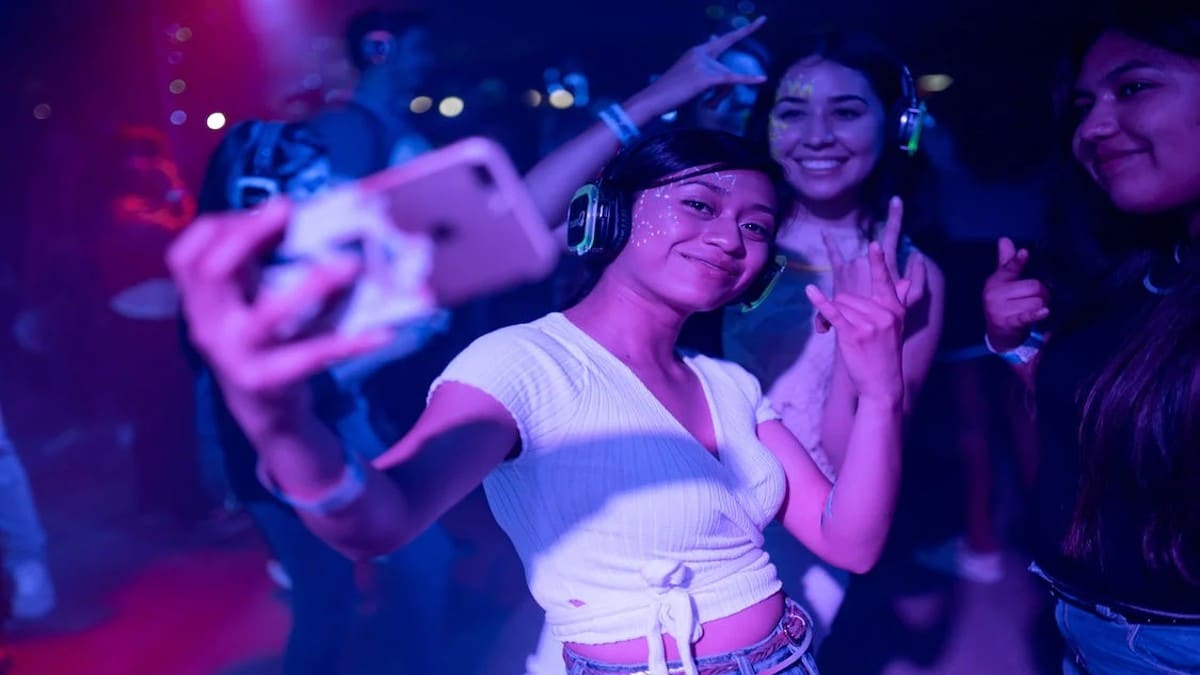 Girls night: 4 μαγαζιά για ποτό στην Αθήνα για να βγεις με τις κολλητές