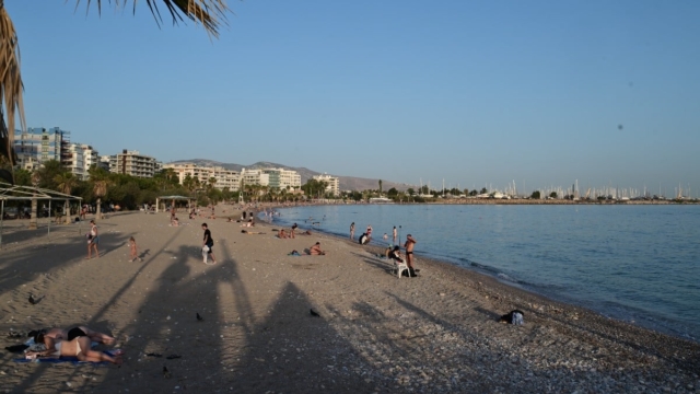 Καιρός σήμερα 8/6: Πάμε… σε μια παραλία – Άνοδος της θερμοκρασίας στο Σαββατοκύριακο με ανάσα τους ενισχυμένους βοριάδες