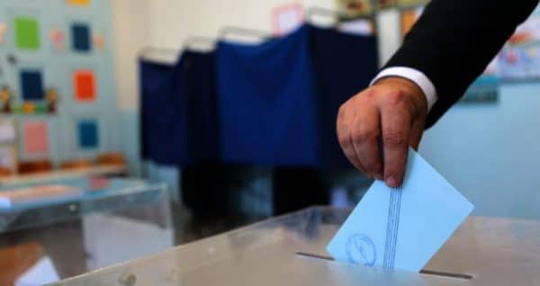 Ροδόπη: Χειροπέδες σε υποψήφιο ευρωβουλευτή που μοίραζε σταυρωμένα ψηφοδέλτια