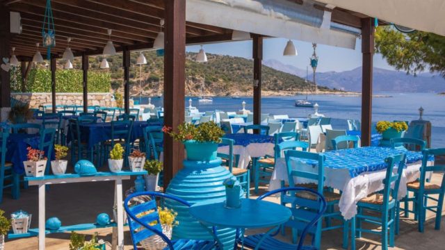 Προσιτή ποιότητα: Φτάνεις σε 40′, με 3 ευρώ εισιτήριο και τρως, πίνεις και κοιμάσαι με ένα 20ευρο