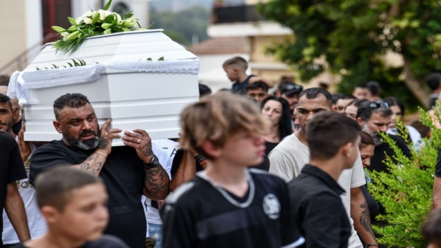 Αβάσταχτος πόνος στην κηδεία της 11χρονης Βασιλικής που δολοφονήθηκε άγρια στην Ηλεία: Σπαραγμός στο τελευταίο «αντίο» – Με λευκά μπαλόνια στα χέρια οι κάτοικοι (video)
